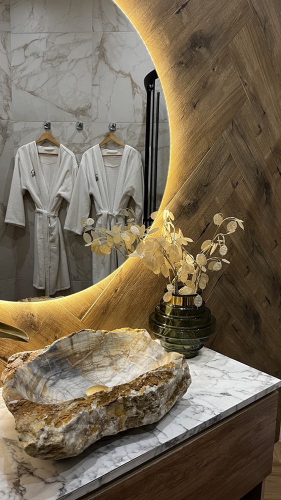 Зона ресепшн SPA The Hands з мармуровою раковиною та декором