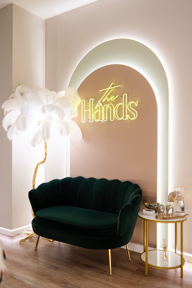 Зона відпочинку SPA The Hands з зеленим диваном та арковим декором